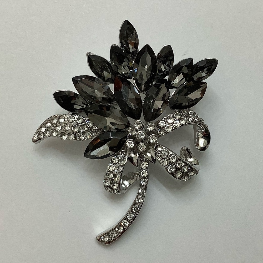 Black/Dark Gray Flower Bouquet Brooch - Picture 3 of 6